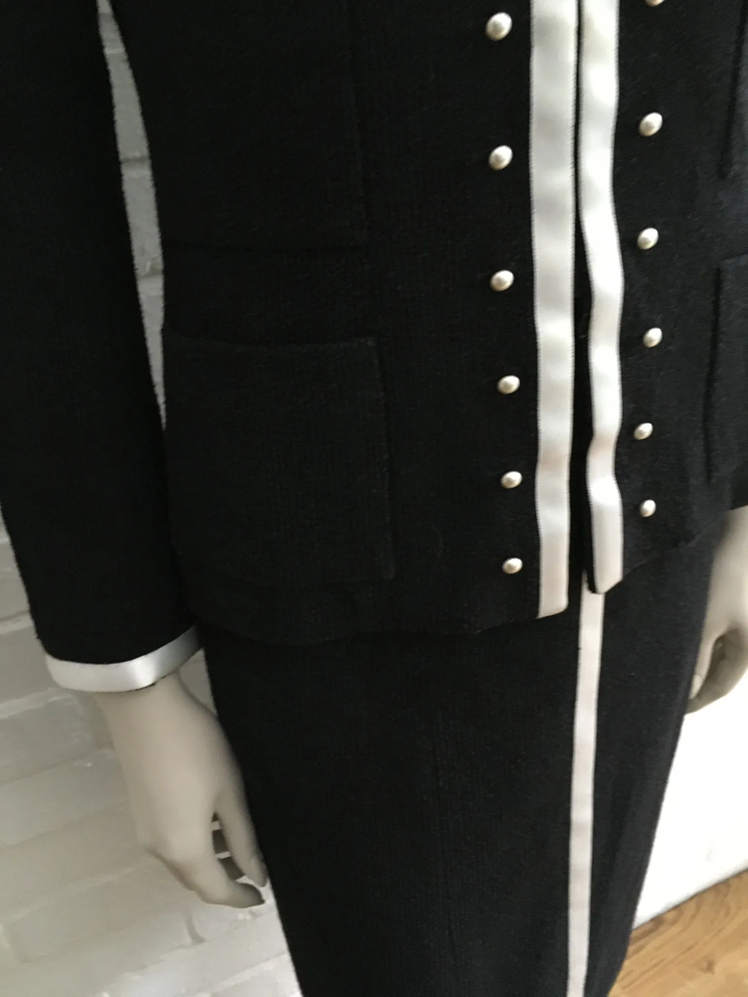 Chanel 04P Black Wool Silk 2-piece suit F 36 UK 8 US 4 S LADIES