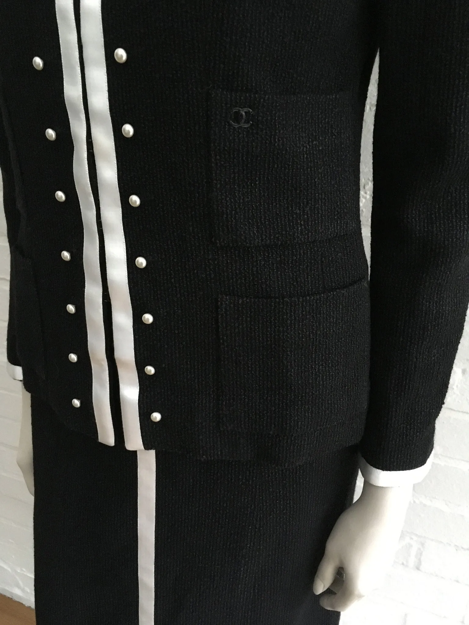 Chanel 04P Black Wool Silk 2-piece suit F 36 UK 8 US 4 S LADIES