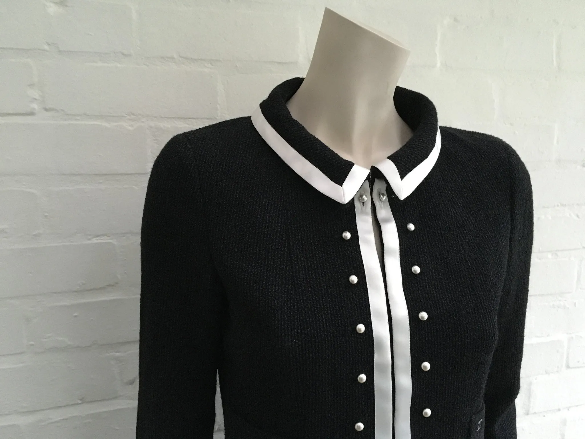 Chanel 04P Black Wool Silk 2-piece suit F 36 UK 8 US 4 S LADIES
