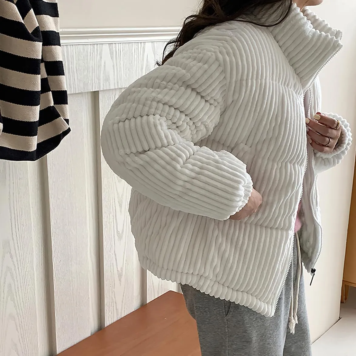 chouyatou Women Winter Warm Corduroy Puffer Jacket Quilted Down Zip Up Stand Collar Cropped Short Coats