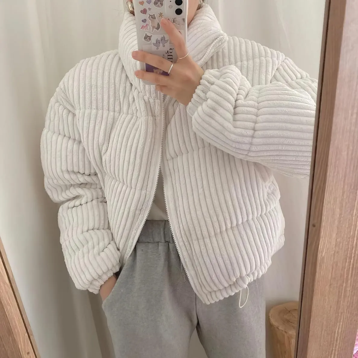 chouyatou Women Winter Warm Corduroy Puffer Jacket Quilted Down Zip Up Stand Collar Cropped Short Coats