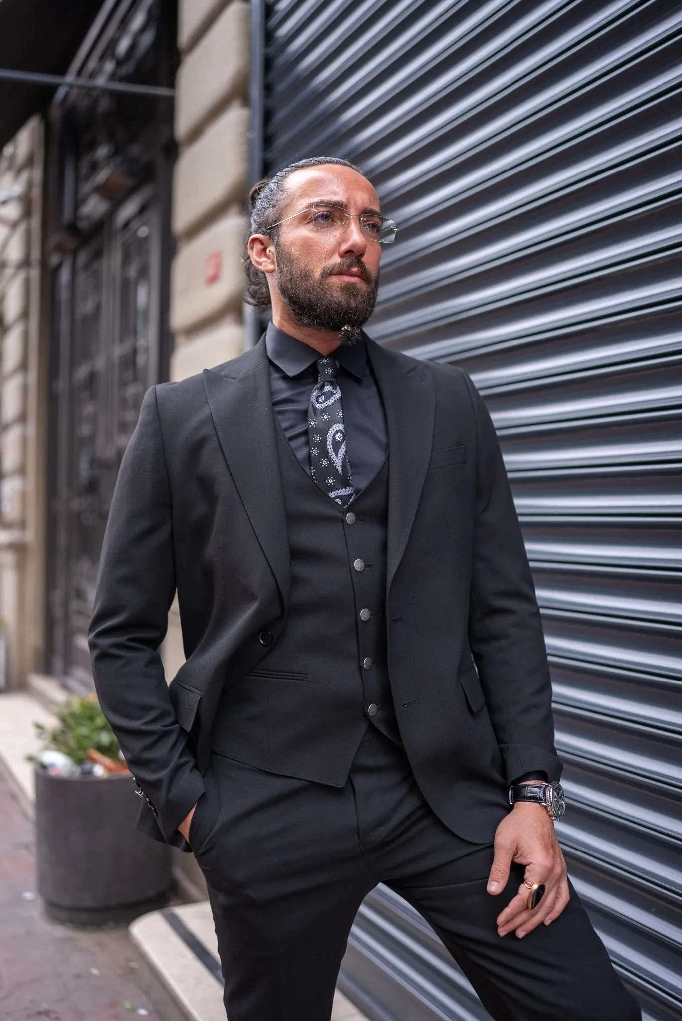 Metropolitan Noir Black Suit