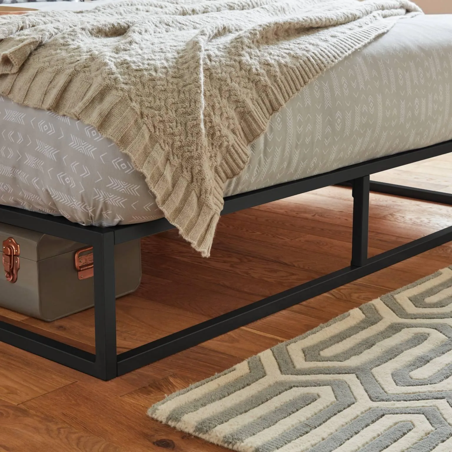 Outlet – Indy Double Platform Bed - Black Metal