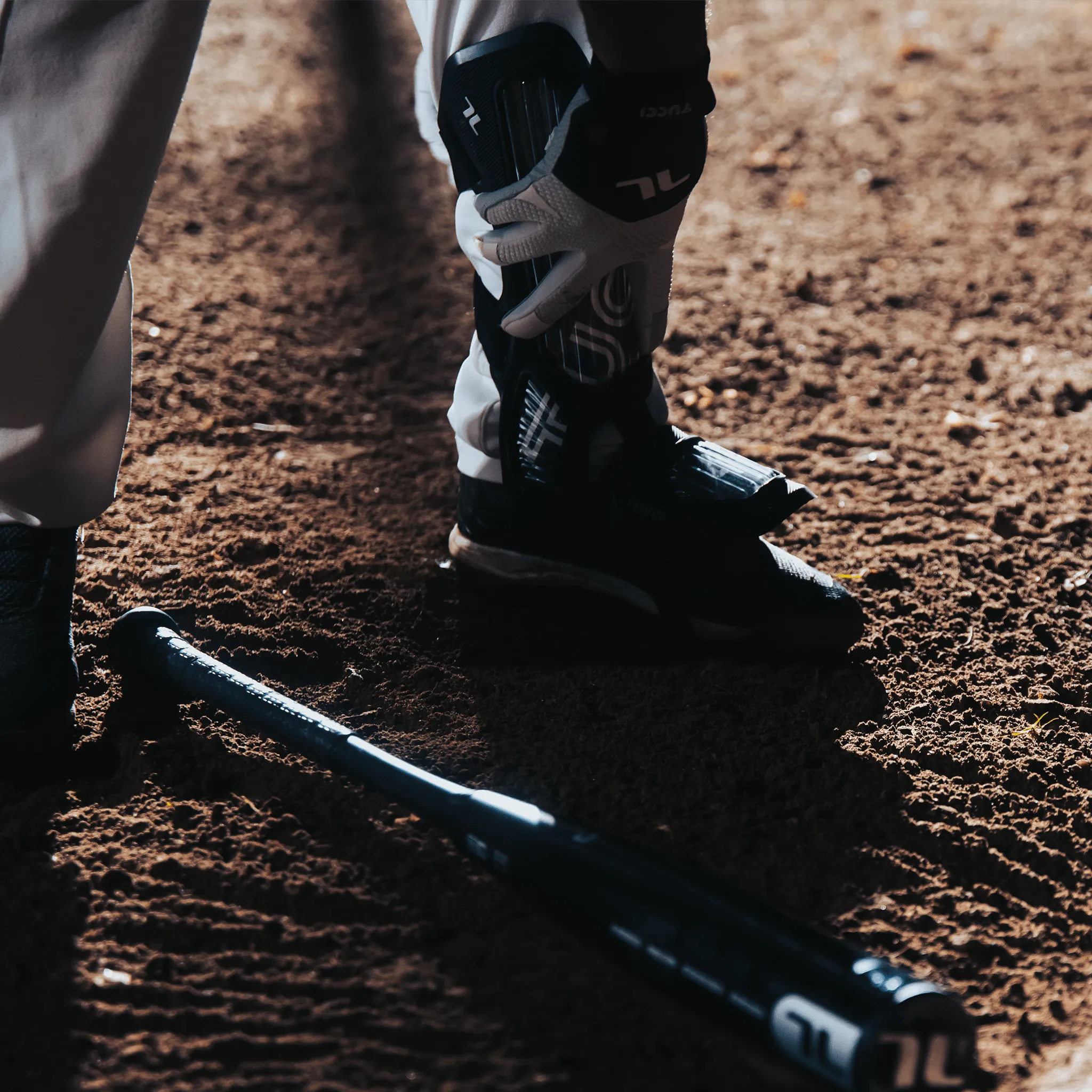 TUCCI VERONA Batter's Leg Guard